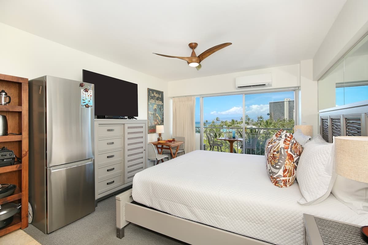 Condo in Honolulu · ★5.0 · Studio · 1 bed · 1 shared bath - Photo 4
