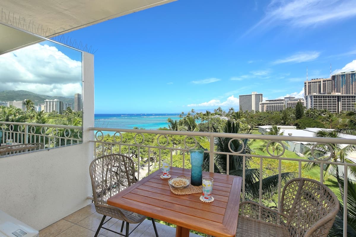 Condo in Honolulu · ★5.0 · Studio · 1 bed · 1 shared bath - Photo 2