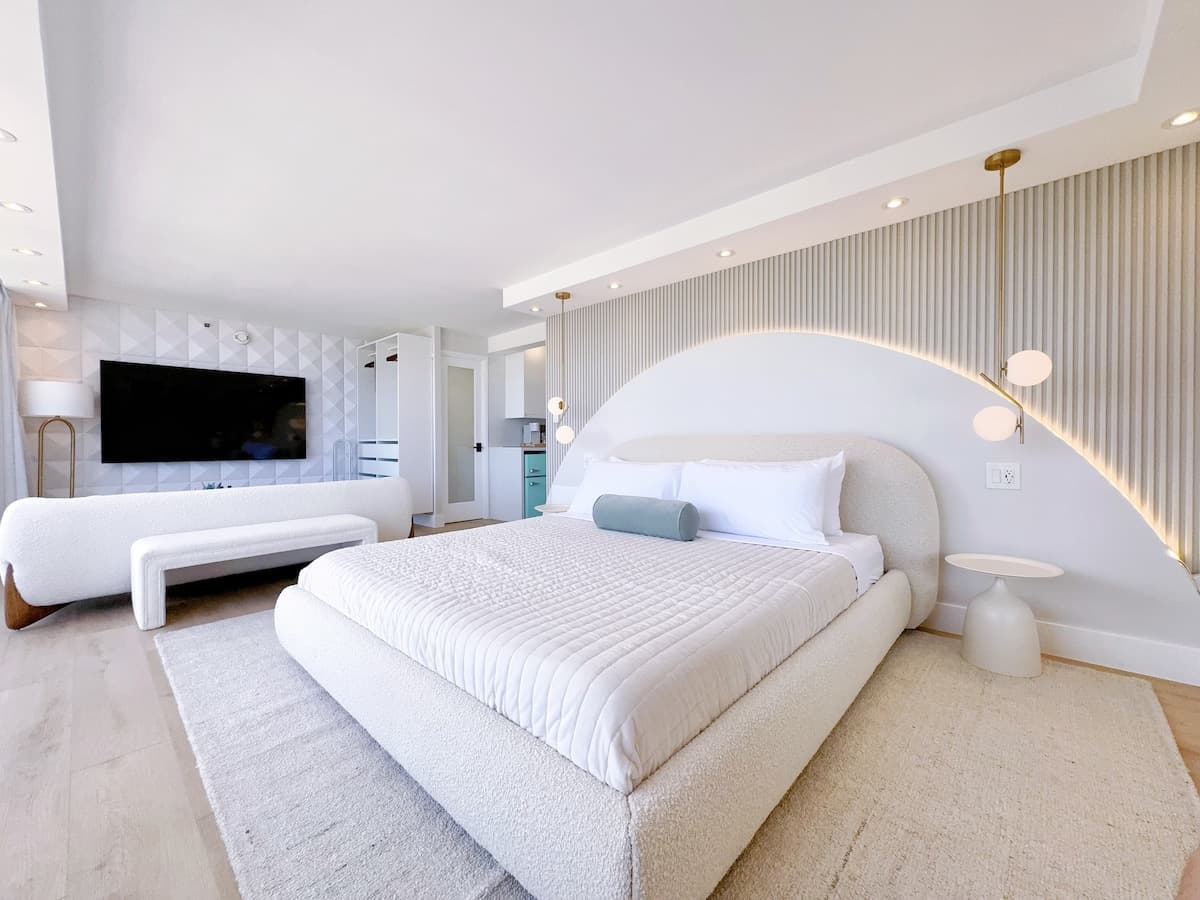 Top FL-Luxury Ocean View King Suite-Waikiki Beach~ - Photo 1