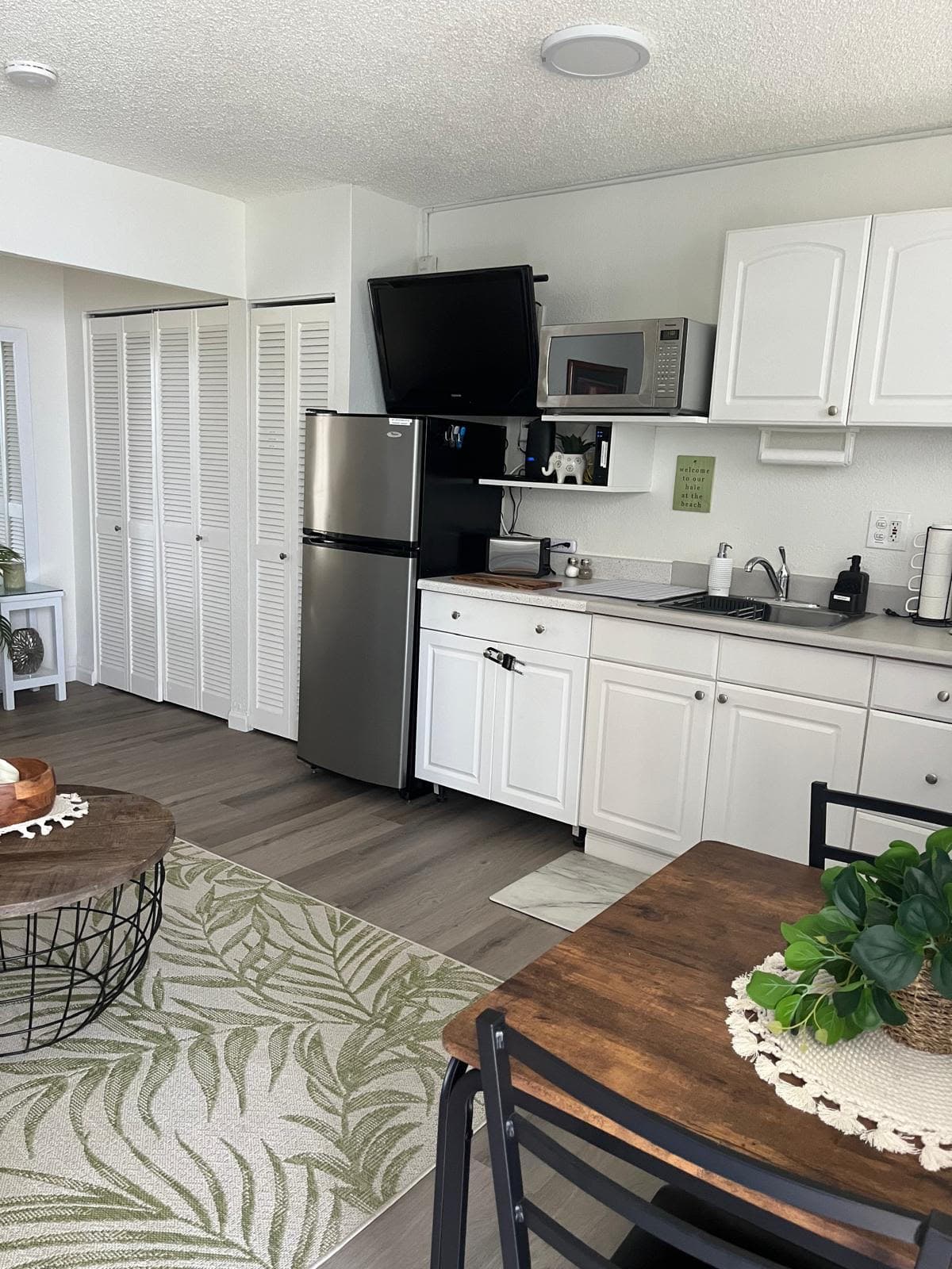 Full kitchen with parking, steps to the beach! - Photo 3