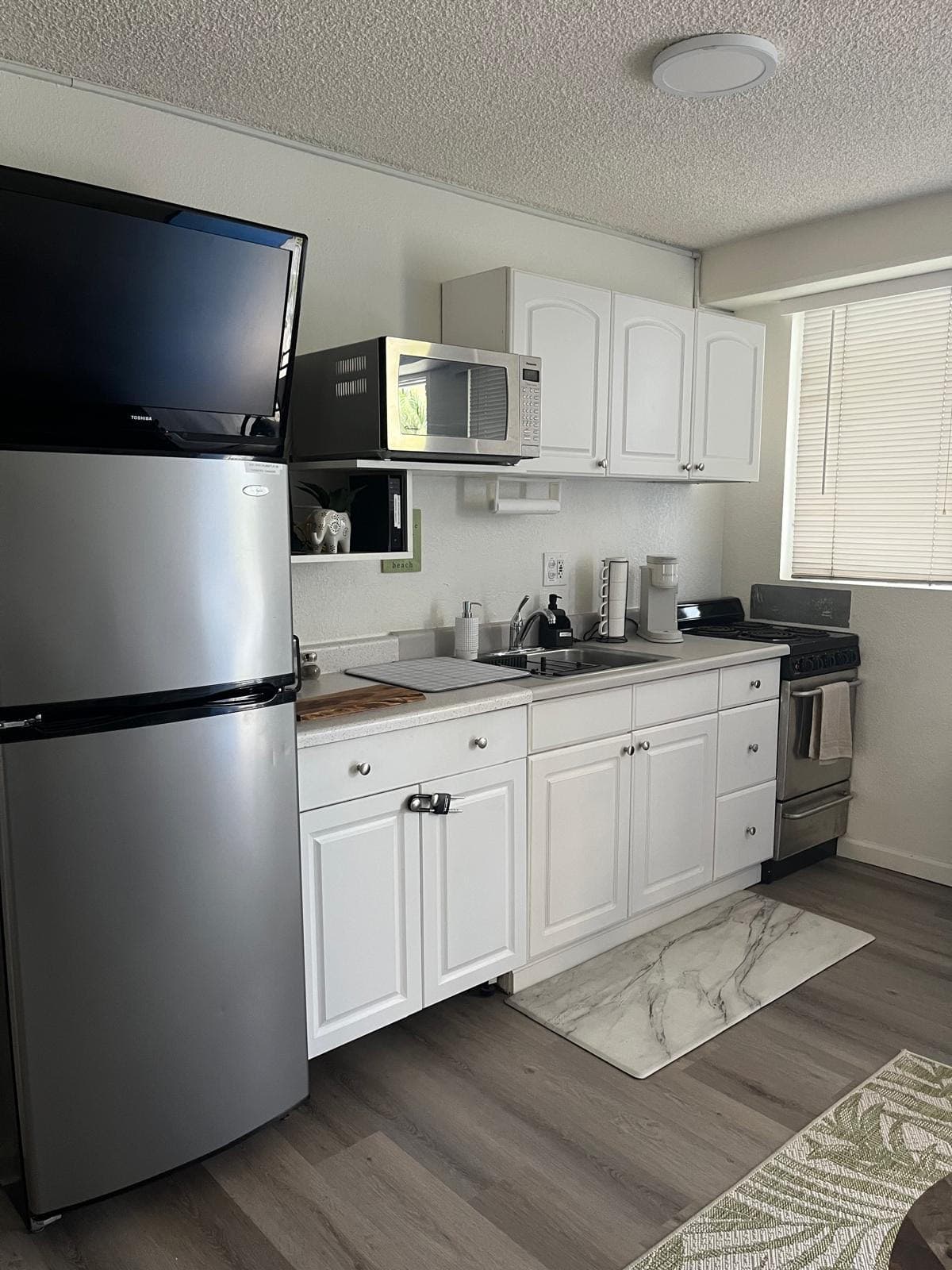 Full kitchen with parking, steps to the beach! - Photo 4