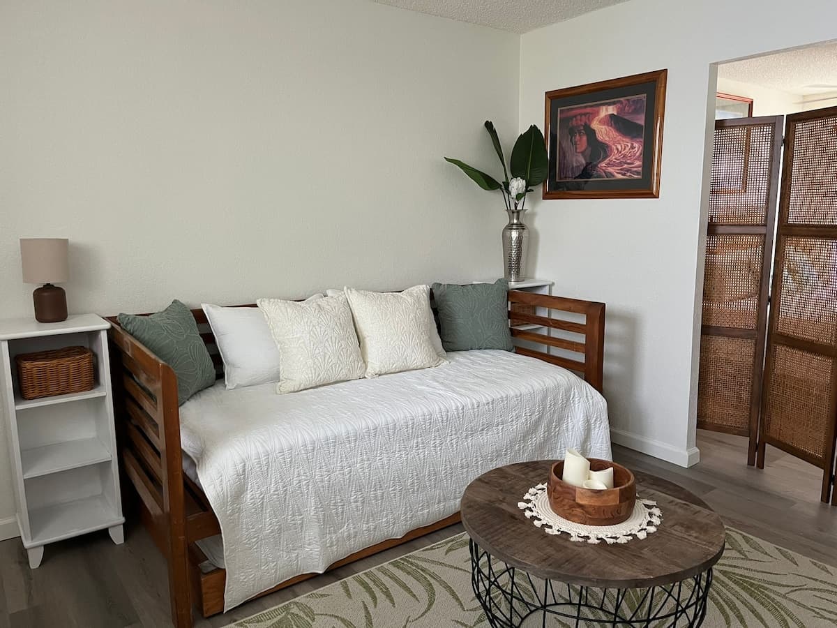 Full kitchen with parking, steps to the beach! - Photo 1