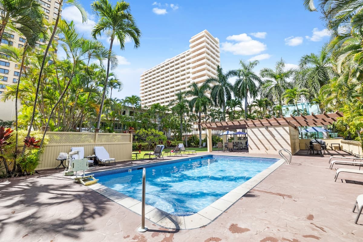 Upgraded Boutique Stay – Pool & Sauna in Waikiki - Photo 1