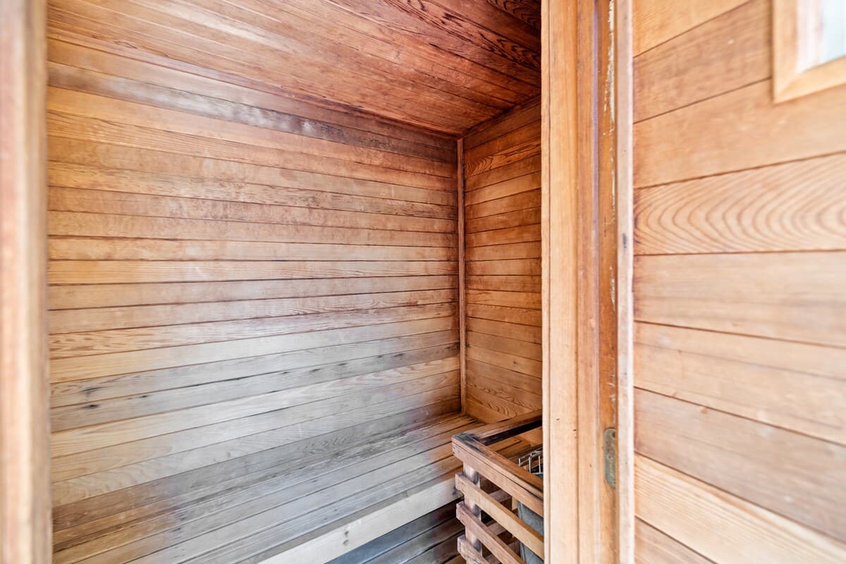 Upgraded Boutique Stay – Pool & Sauna in Waikiki - Photo 3