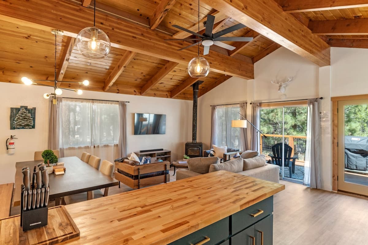 Pet-Friendly Cabin with Hot Tub & AC - Photo 2