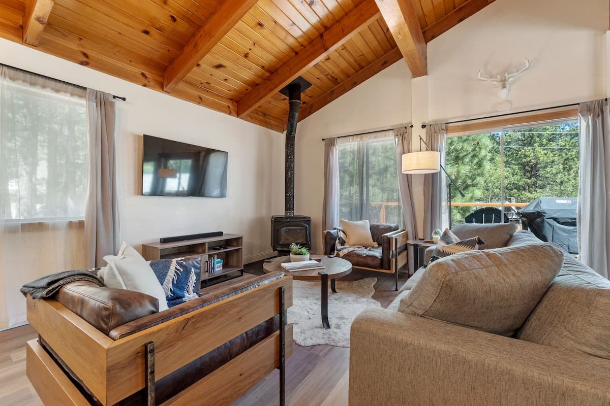 Pet-Friendly Cabin with Hot Tub & AC - Photo 4