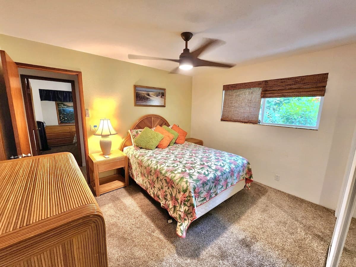 Condo in Kailua-Kona · ★4.89 · 2 bedrooms · 3 beds · 2 shared baths - Photo 2