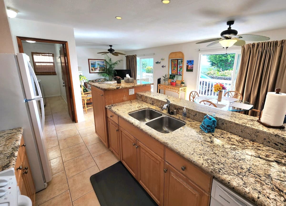 Condo in Kailua-Kona · ★4.89 · 2 bedrooms · 3 beds · 2 shared baths - Photo 5