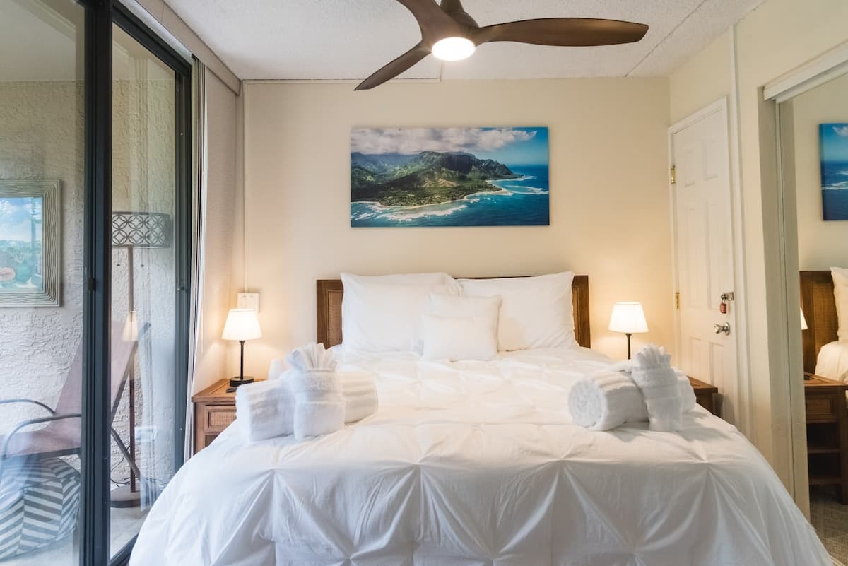 Condo in Kailua-Kona · ★4.91 · 2 bedrooms · 3 beds · 2 baths - Photo 3