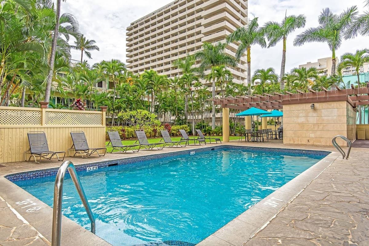 *Honu Hale: Penthouse 2 BDR Ocean View Waikiki* - Photo 3