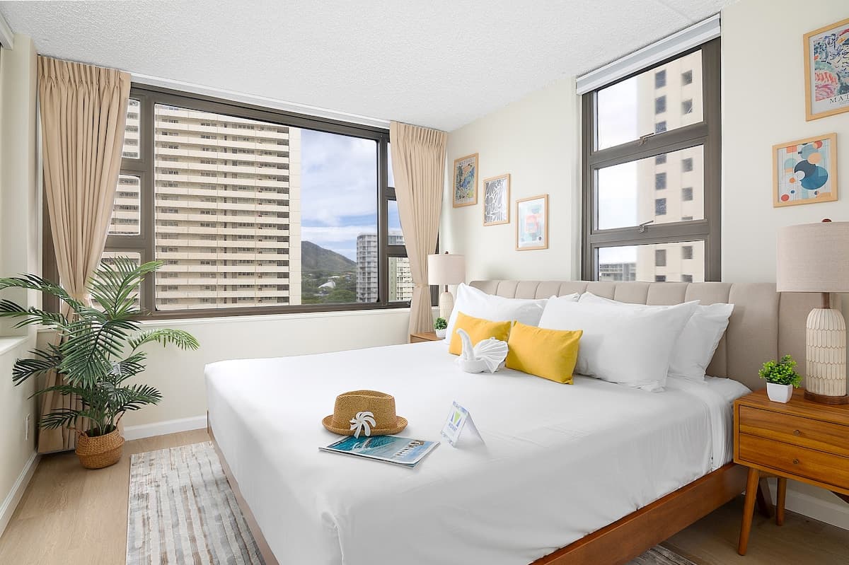 Condo in Honolulu · ★4.86 · 1 bedroom · 2 beds · 1 private bath - Photo 2