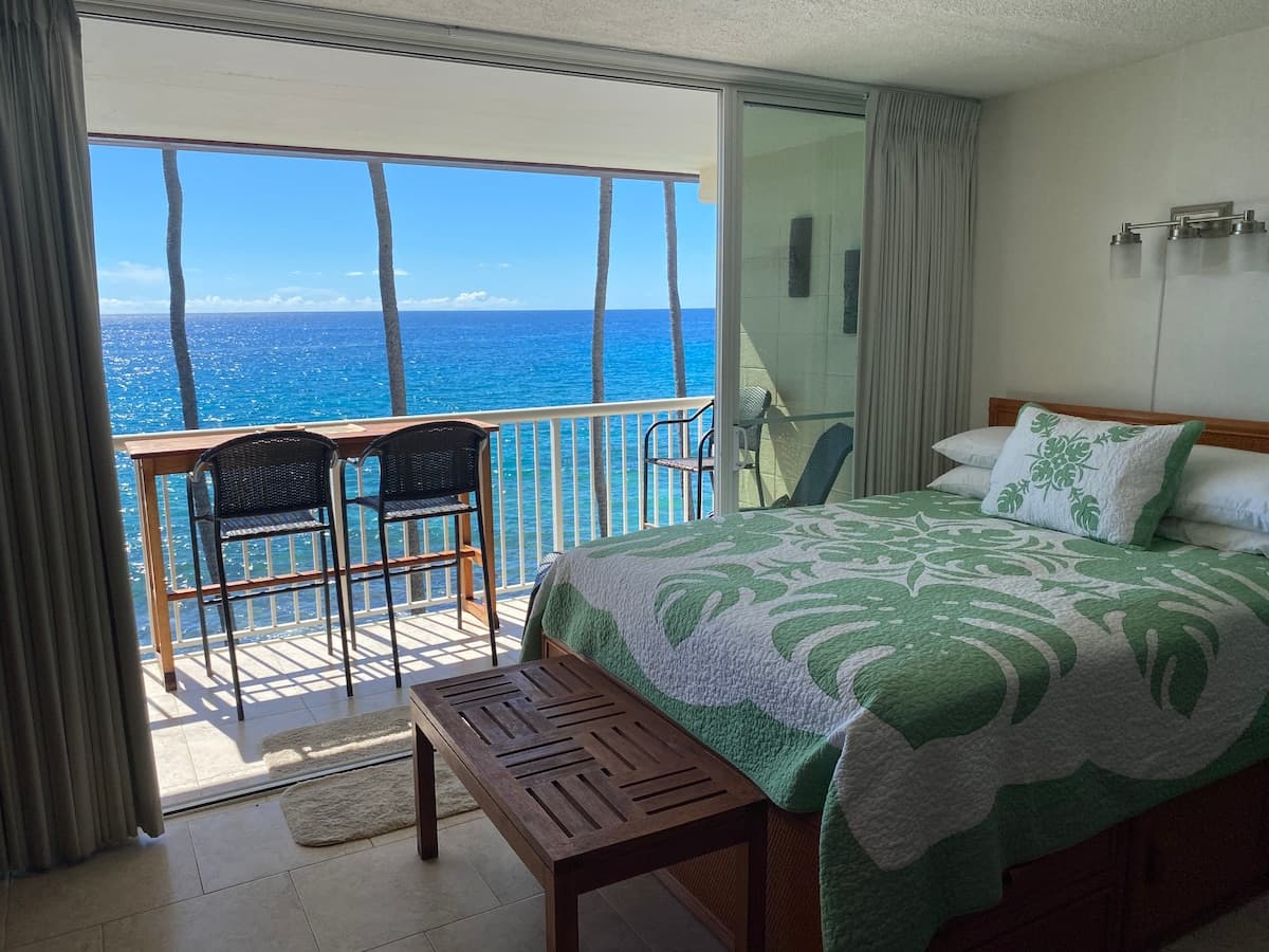 Kona Oceanfront Studio #311 WITH LANAI and A/C!! - Photo 4
