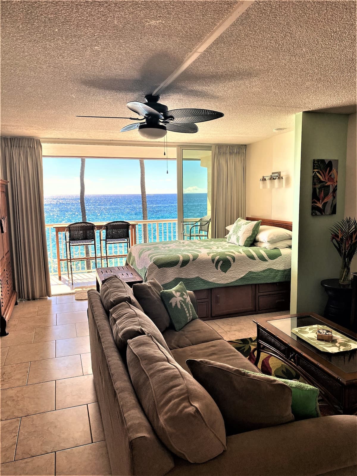 Kona Oceanfront Studio #311 WITH LANAI and A/C!! - Photo 1