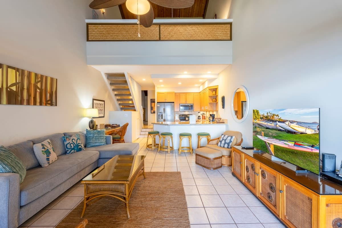 Oceanfront spacious condo, updated, private beach - Photo 5