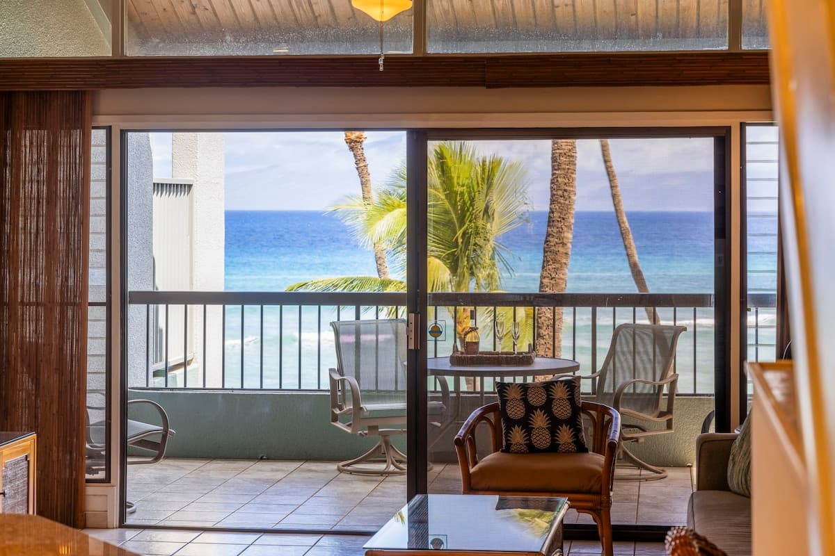Oceanfront spacious condo, updated, private beach - Photo 3