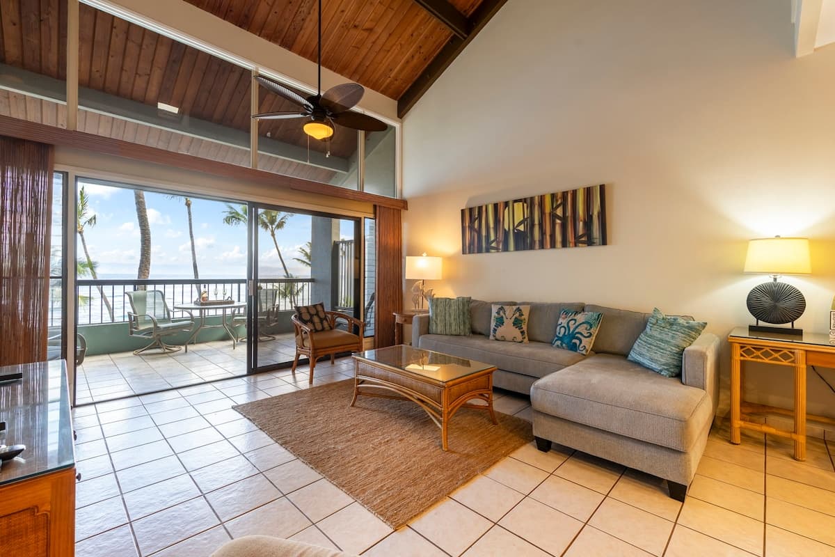 Oceanfront spacious condo, updated, private beach - Photo 4