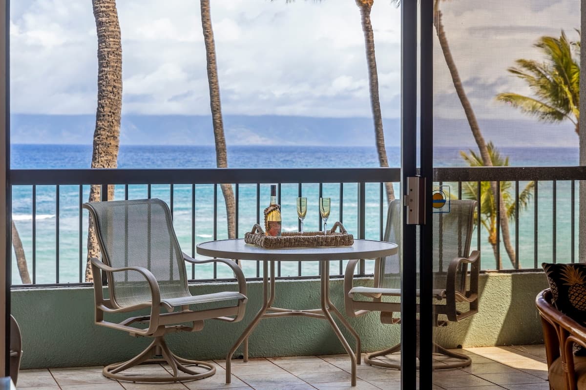 Oceanfront spacious condo, updated, private beach - Photo 1