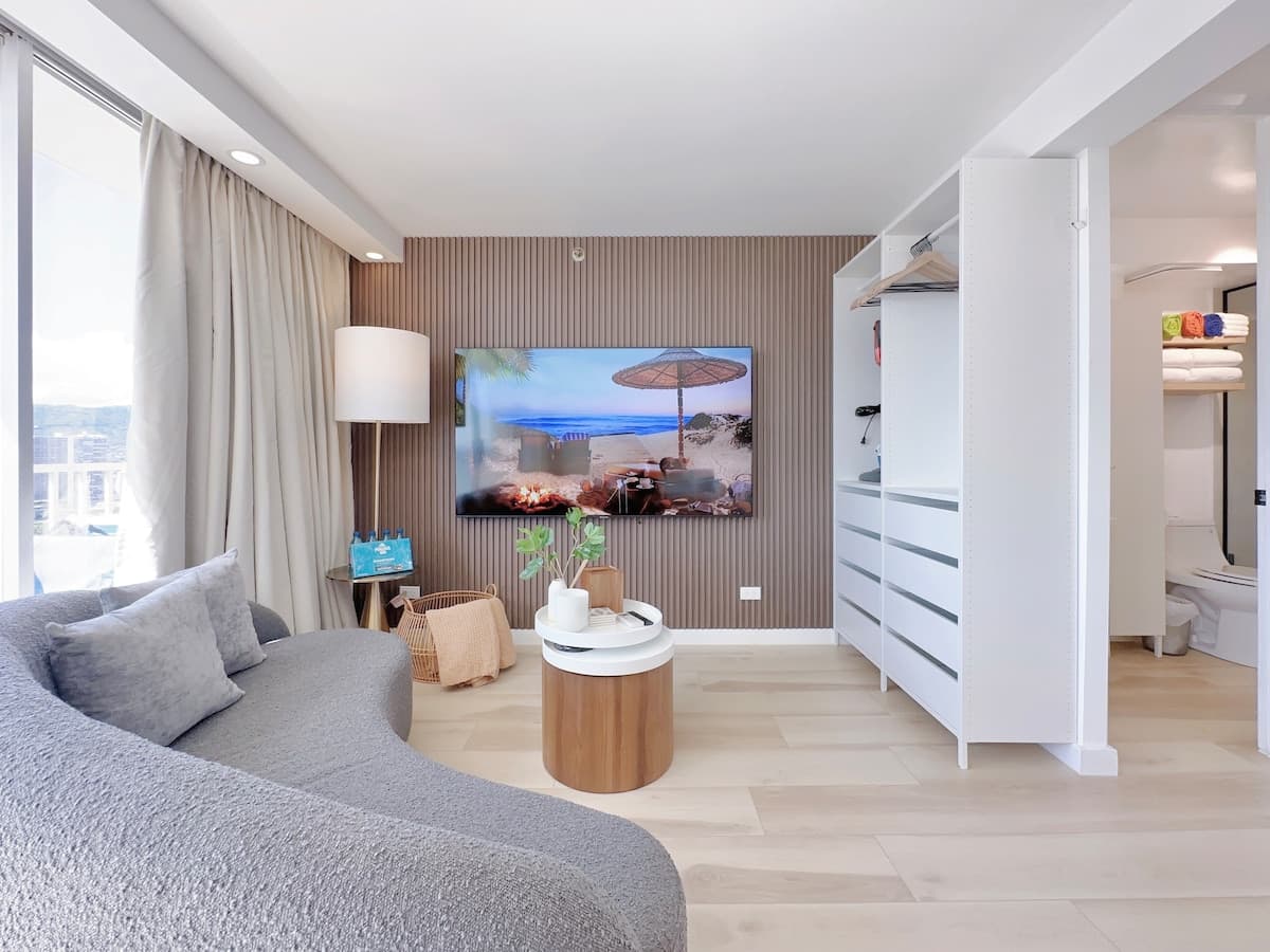 Top FL-Chic Upscale Studio w/2 Queens Near Beach - Photo 2