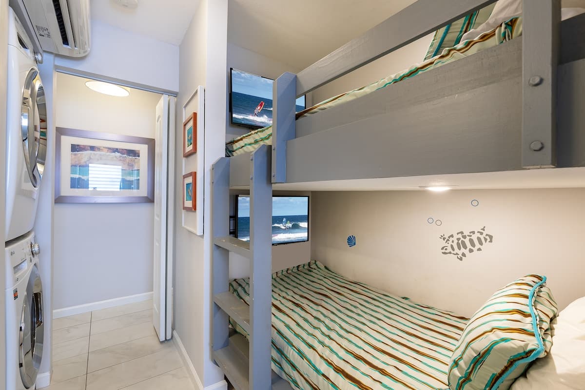 Condo in Kihei · ★4.69 · 2 bedrooms · 3 beds · 2 baths - Photo 4