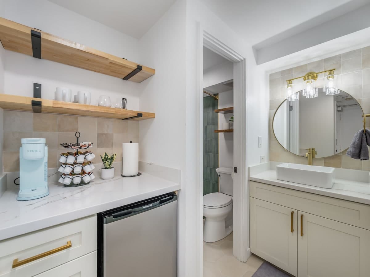 Waikiki Gem! Renovated, Steps Away From The Beach! - Photo 5