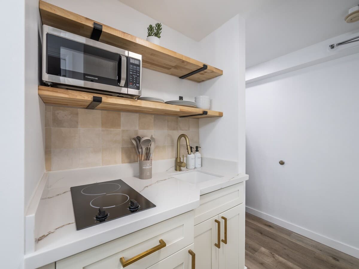 Waikiki Gem! Renovated, Steps Away From The Beach! - Photo 2