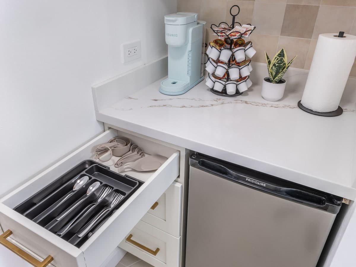 Waikiki Gem! Renovated, Steps Away From The Beach! - Photo 4