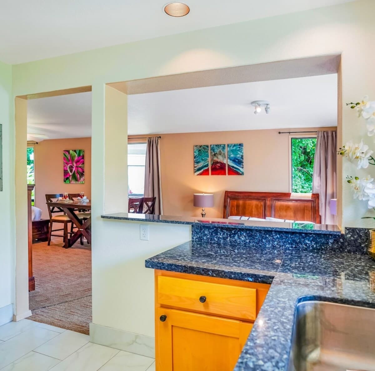 Lovely Corner Gem W/ Private Balcony, Fast WiFi - Photo 4