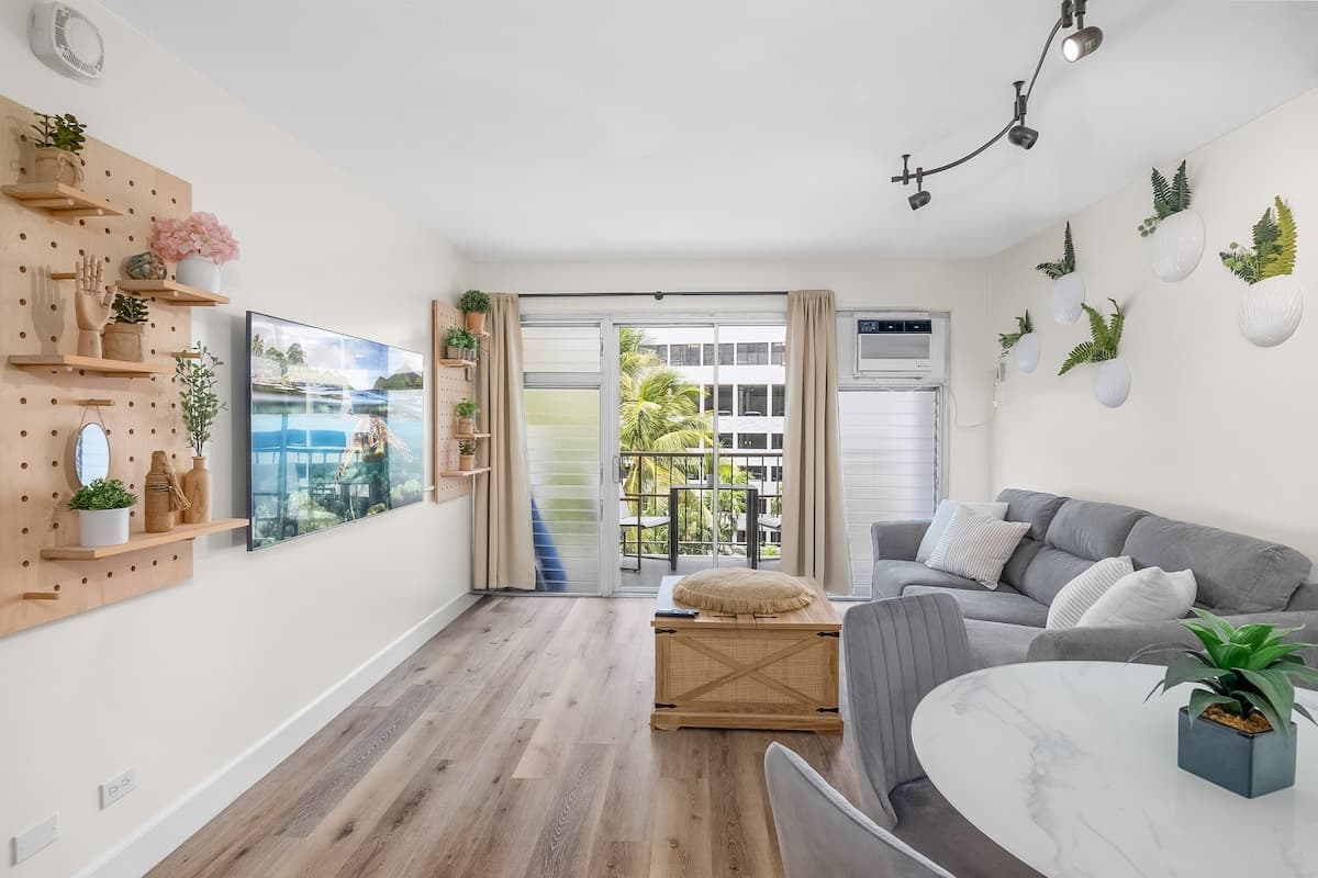 Stylish 2B/2B +Den, Central Waikiki, Parking - Photo 3