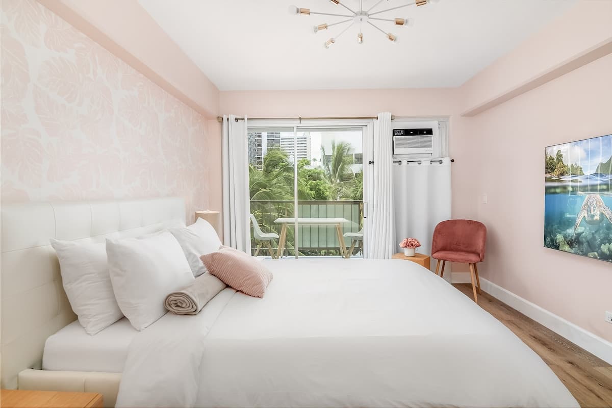 Stylish 2B/2B +Den, Central Waikiki, Parking - Photo 1