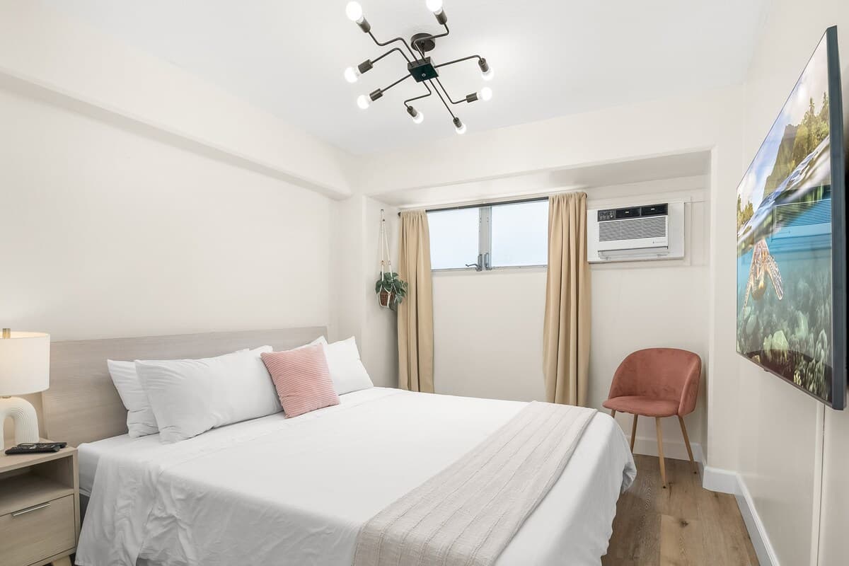 Stylish 2B/2B +Den, Central Waikiki, Parking - Photo 2