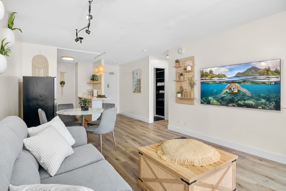 Stylish 2B/2B +Den, Central Waikiki, Parking - Photo 4