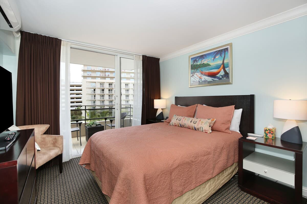 Condo in Honolulu · ★4.75 · 2 bedrooms · 4 beds · 1 private bath - Photo 1