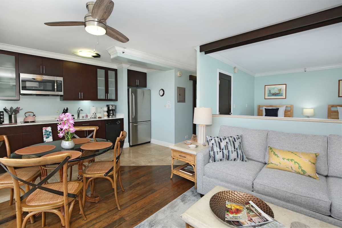 Condo in Honolulu · ★4.75 · 2 bedrooms · 4 beds · 1 private bath - Photo 5