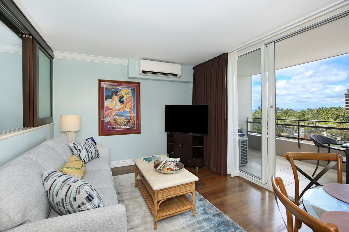 Condo in Honolulu · ★4.75 · 2 bedrooms · 4 beds · 1 private bath - Photo 3