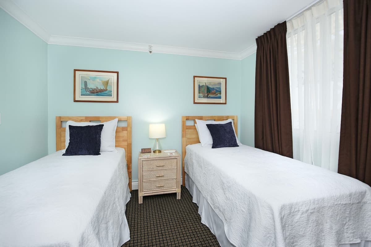Condo in Honolulu · ★4.75 · 2 bedrooms · 4 beds · 1 private bath - Photo 2