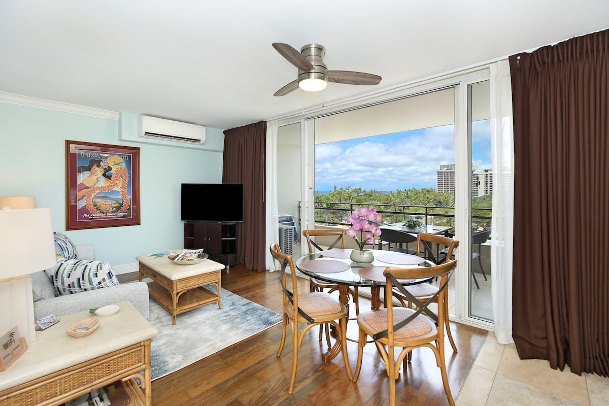Condo in Honolulu · ★4.75 · 2 bedrooms · 4 beds · 1 private bath - Photo 4