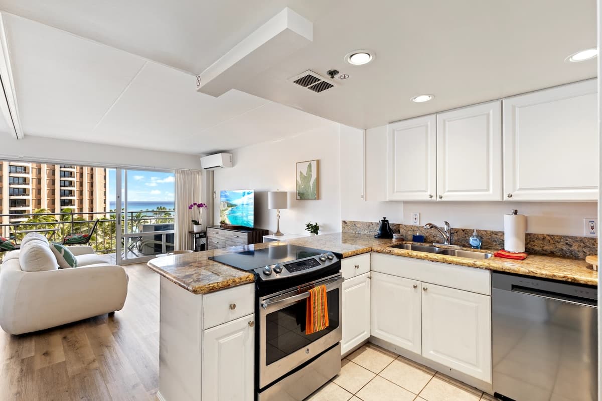 Condo in Honolulu · ★4.84 · 1 bedroom · 3 beds · 1 private bath - Photo 5