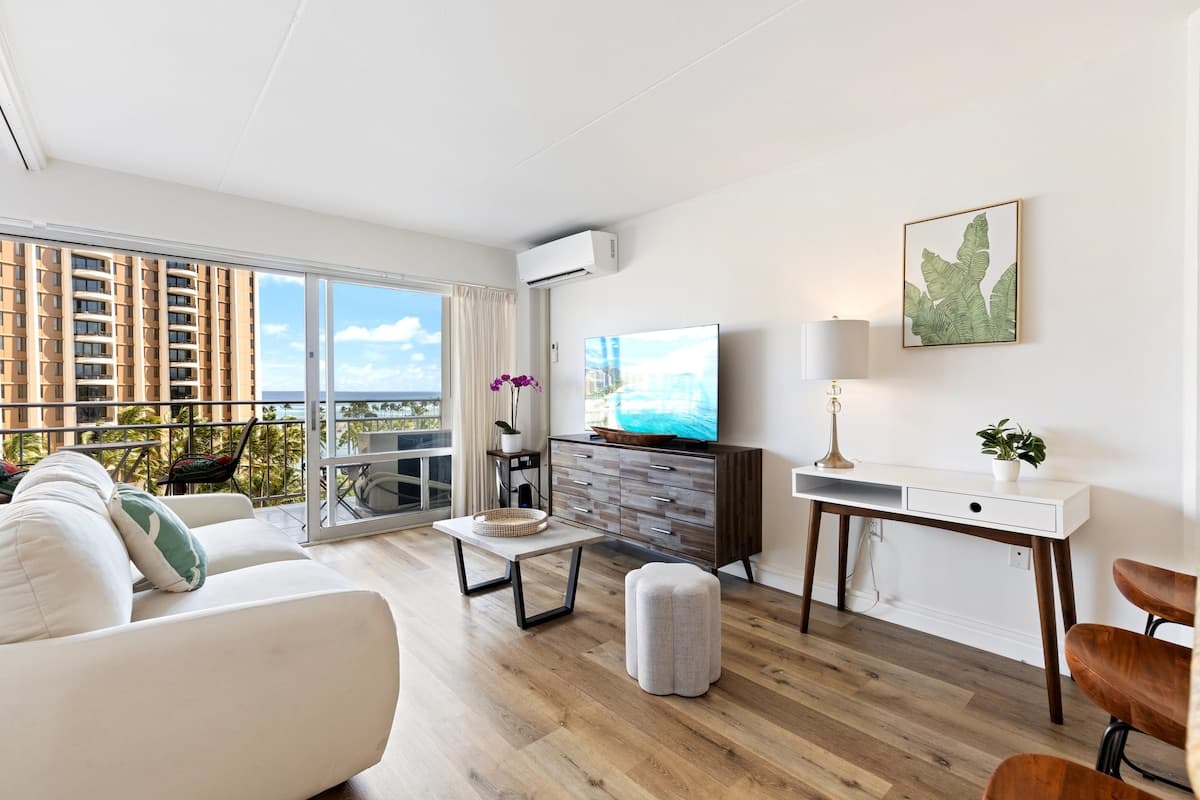 Condo in Honolulu · ★4.84 · 1 bedroom · 3 beds · 1 private bath - Photo 1