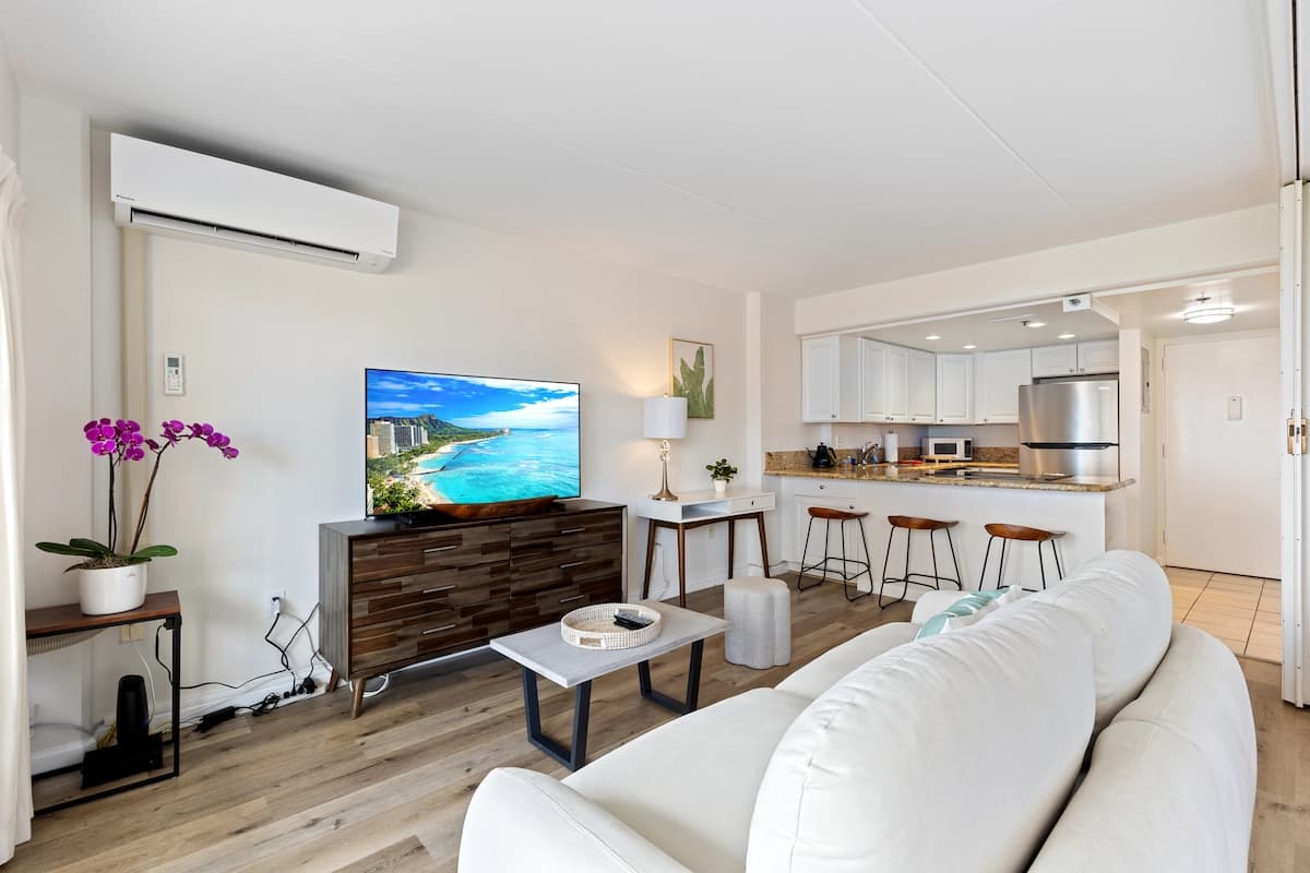 Condo in Honolulu · ★4.84 · 1 bedroom · 3 beds · 1 private bath - Photo 3
