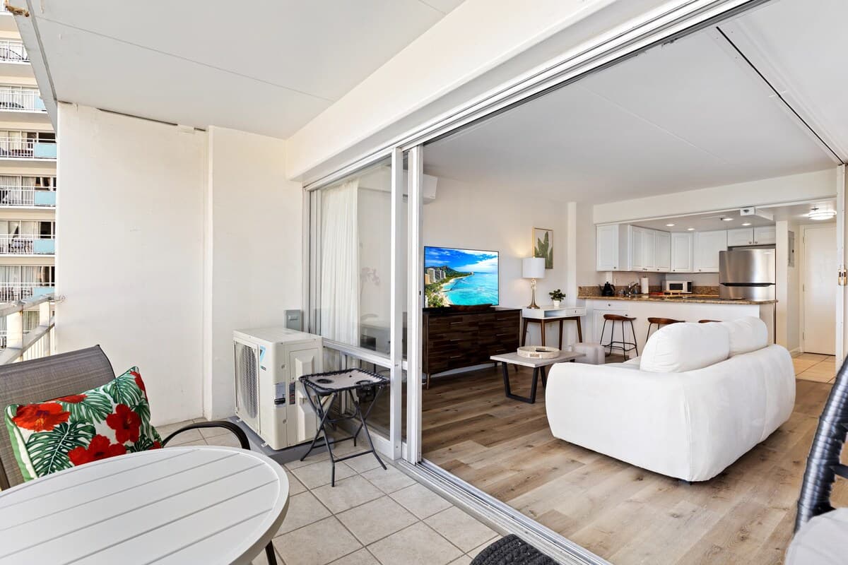 Condo in Honolulu · ★4.84 · 1 bedroom · 3 beds · 1 private bath - Photo 4