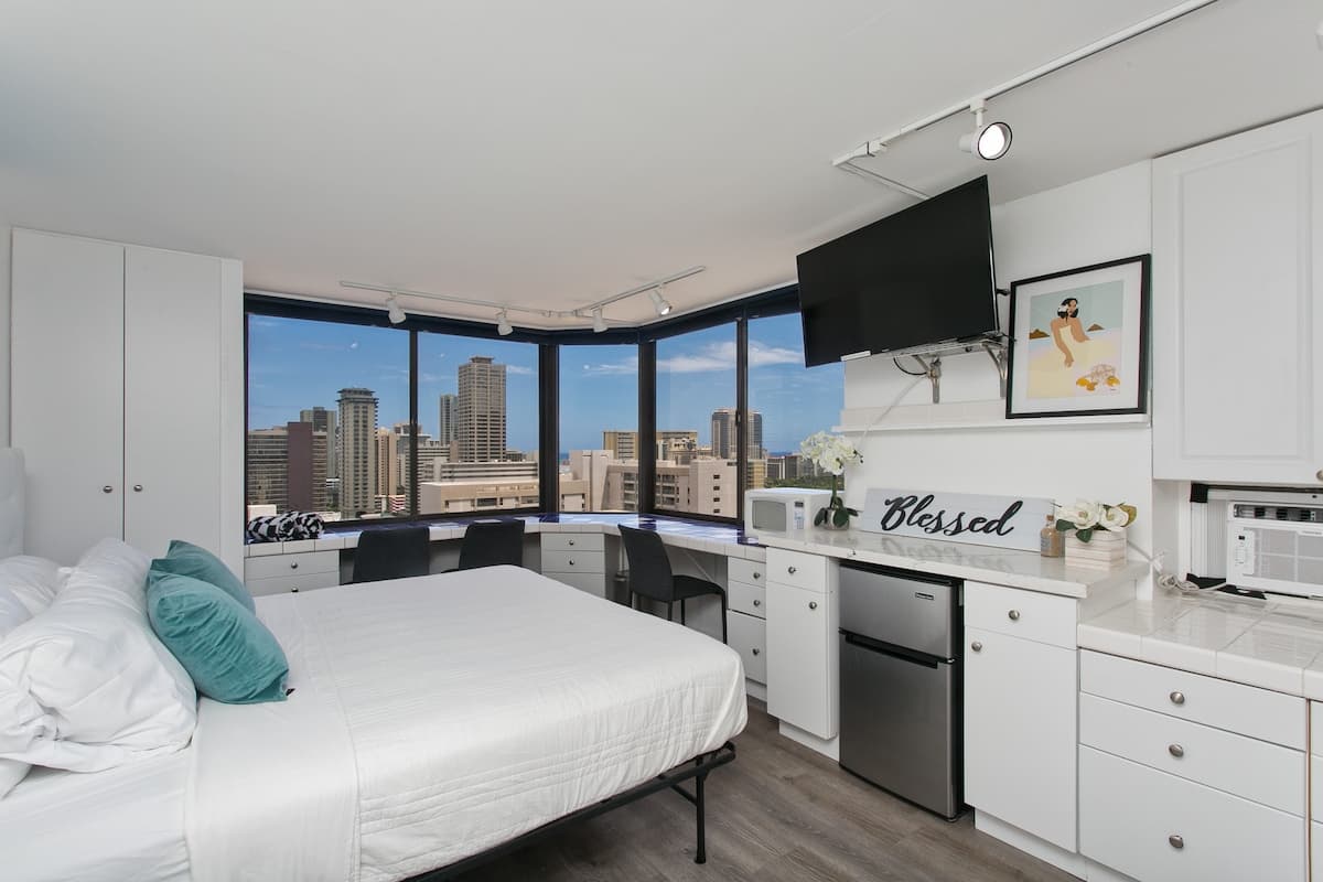 Home in Honolulu · ★4.89 · Studio · 1 bed · 1 private bath - Photo 1