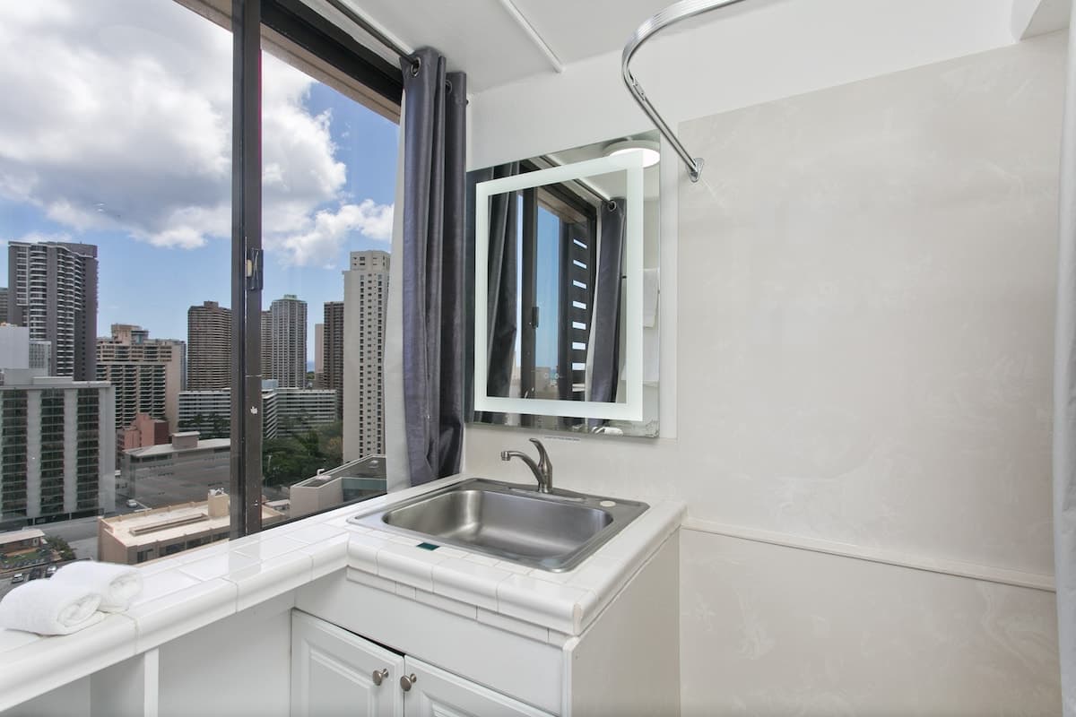 Home in Honolulu · ★4.89 · Studio · 1 bed · 1 private bath - Photo 3
