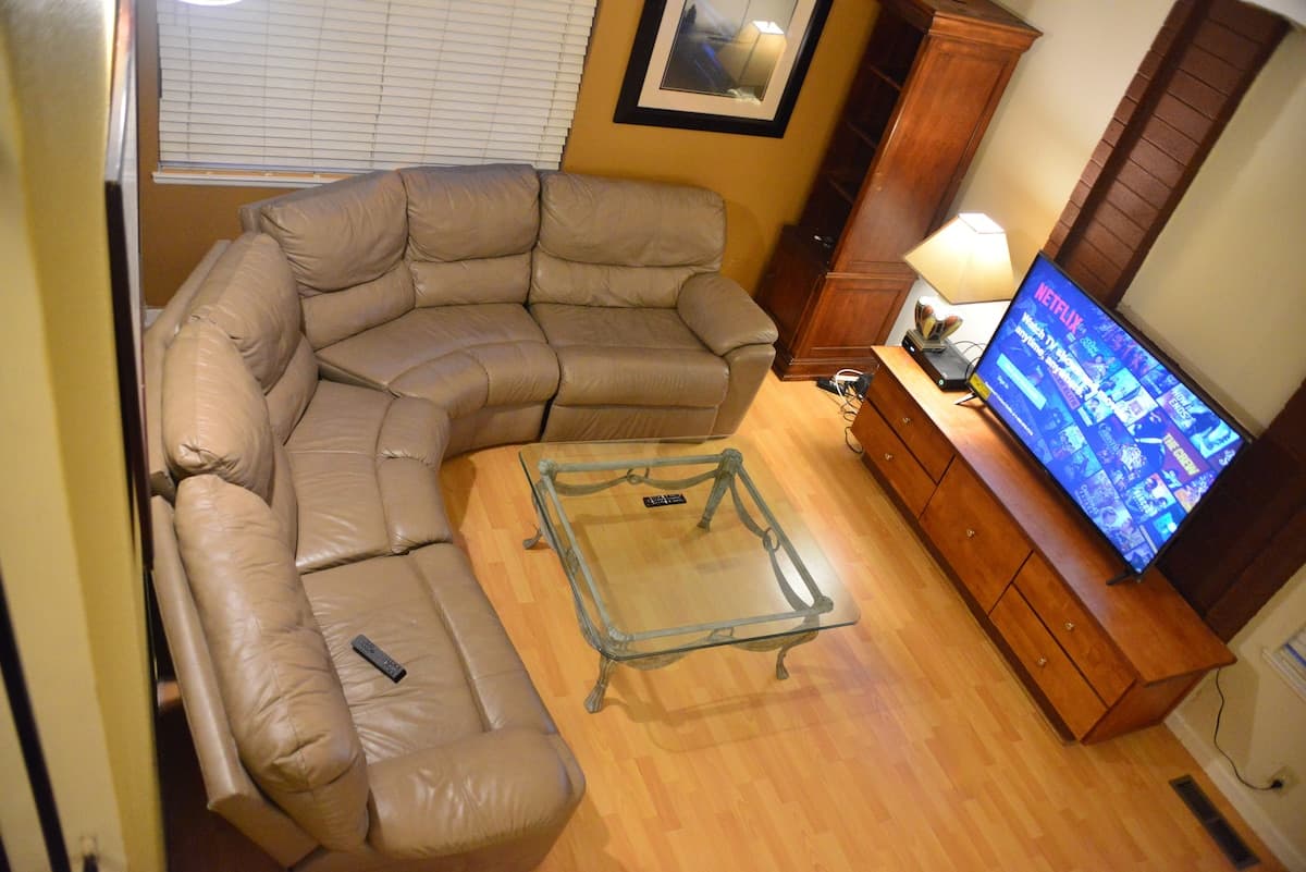 Spacious 5BR Home w/ Huge Entertainment Backyard - Photo 1