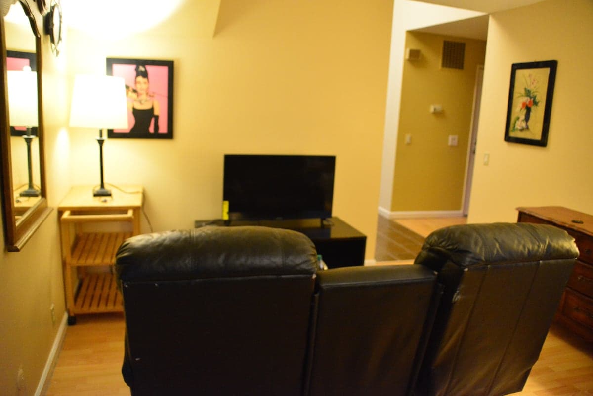 Spacious 5BR Home w/ Huge Entertainment Backyard - Photo 3
