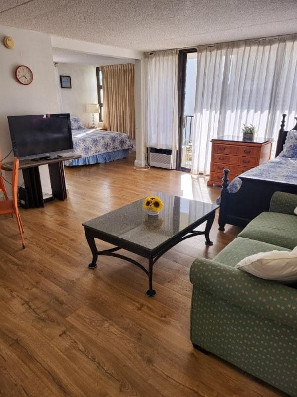 Condo in Honolulu · ★4.81 · 1 bedroom · 3 beds · 1 private bath - Photo 2