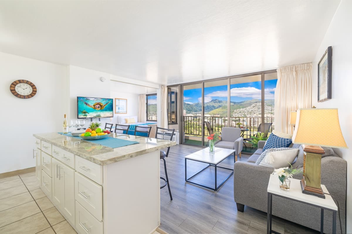 Condo in Honolulu · ★4.6 · 1 bedroom · 3 beds · 1 private bath - Photo 2
