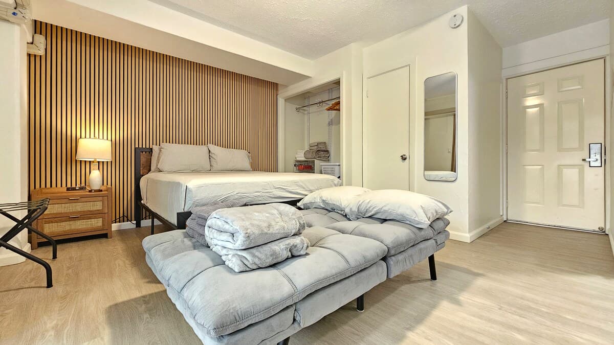 2412 PE St 203 Queen Bed, Futon, Kitchen, Lanai - Photo 2