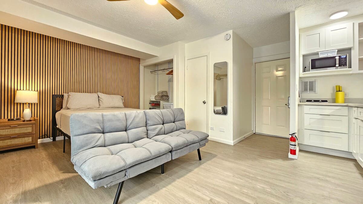 2412 PE St 203 Queen Bed, Futon, Kitchen, Lanai - Photo 4