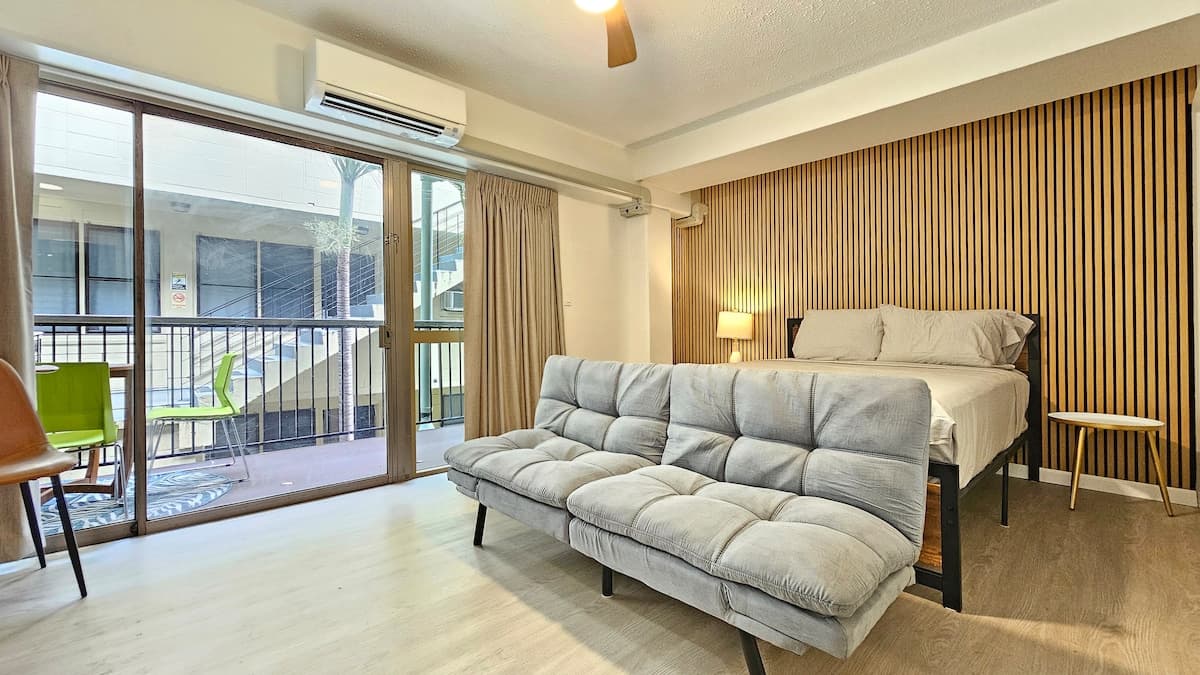 2412 PE St 203 Queen Bed, Futon, Kitchen, Lanai - Photo 3