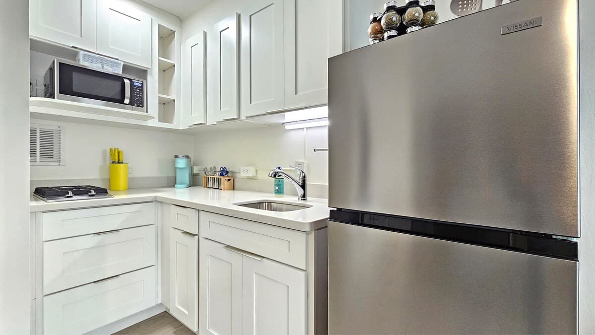 2412 PE St 203 Queen Bed, Futon, Kitchen, Lanai - Photo 5
